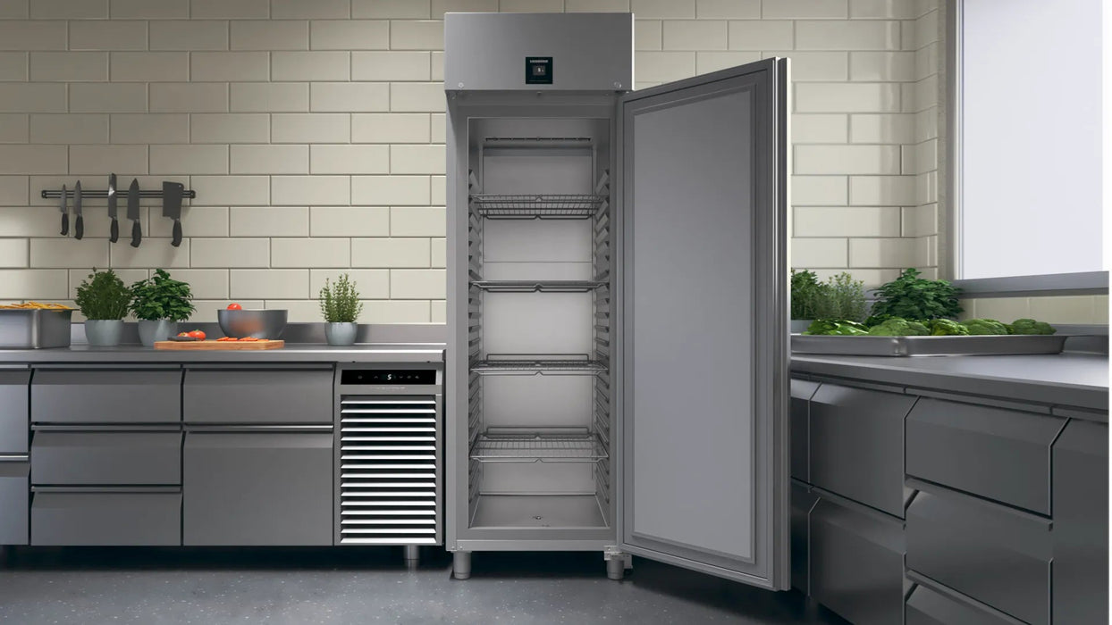 LIEBHERR Congelador vertical inoxidable NoFrost con 3 rejillas GN2/1 600 litros FFPSvg 6501 - FrigeriaHosteleria.com